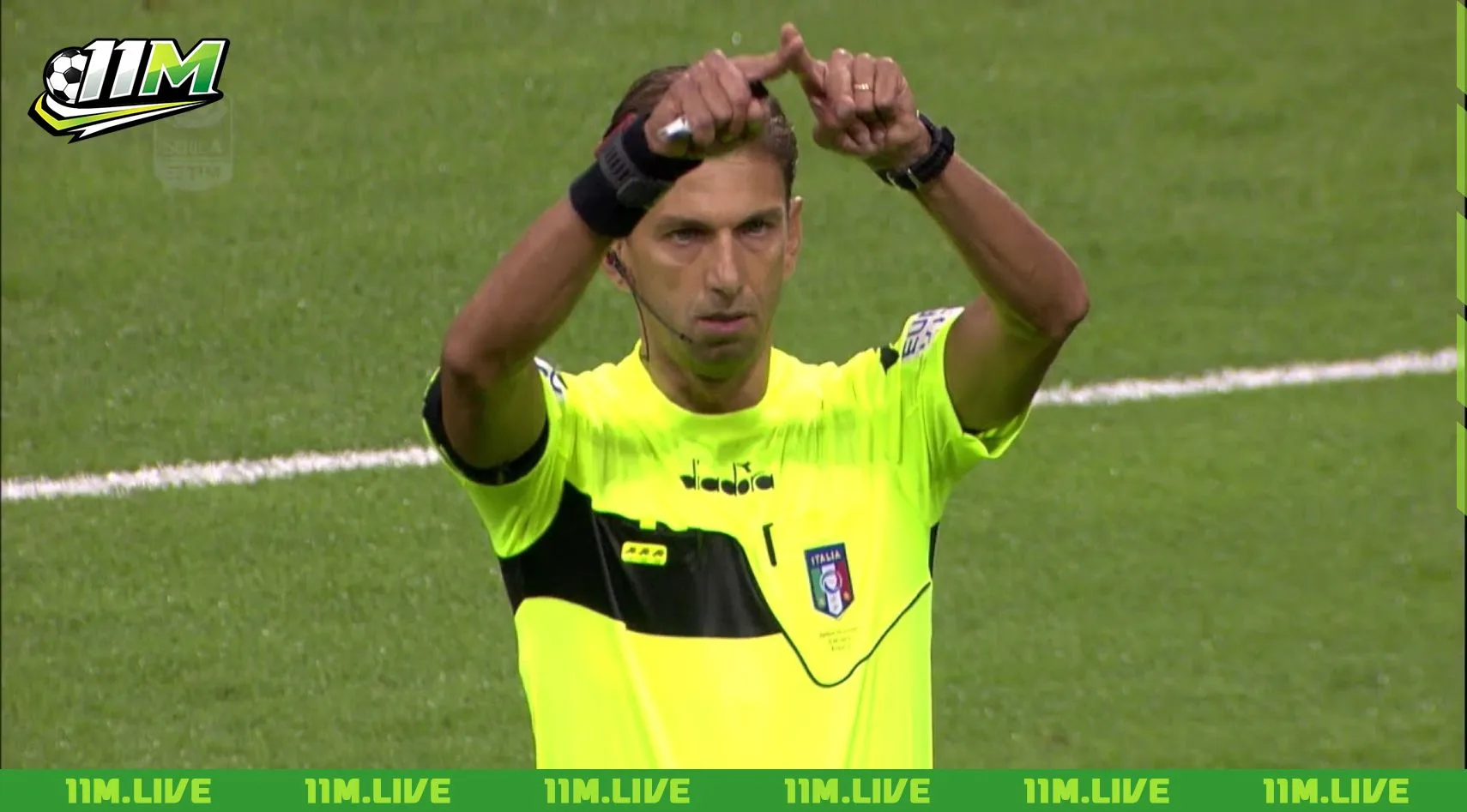 k&yacute; hiệu tay của trọng t&agrave;i b&oacute;ng đ&aacute;