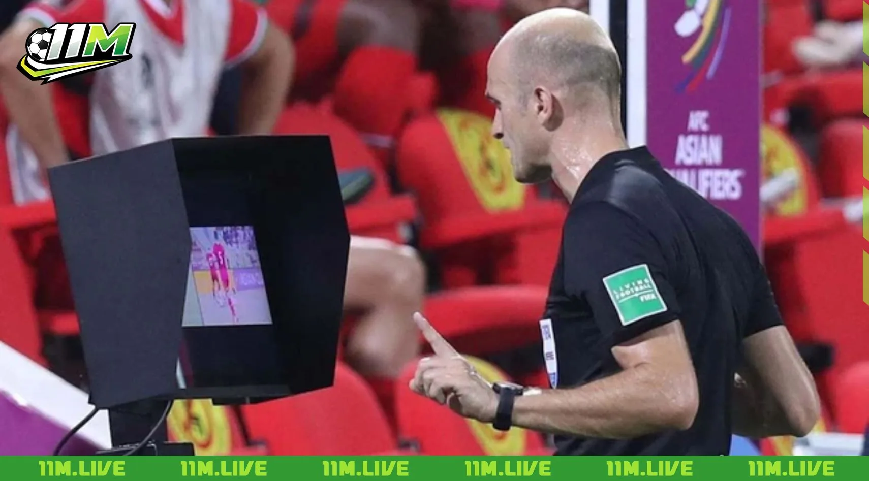 luật chạm tay trong b&oacute;ng đ&aacute;