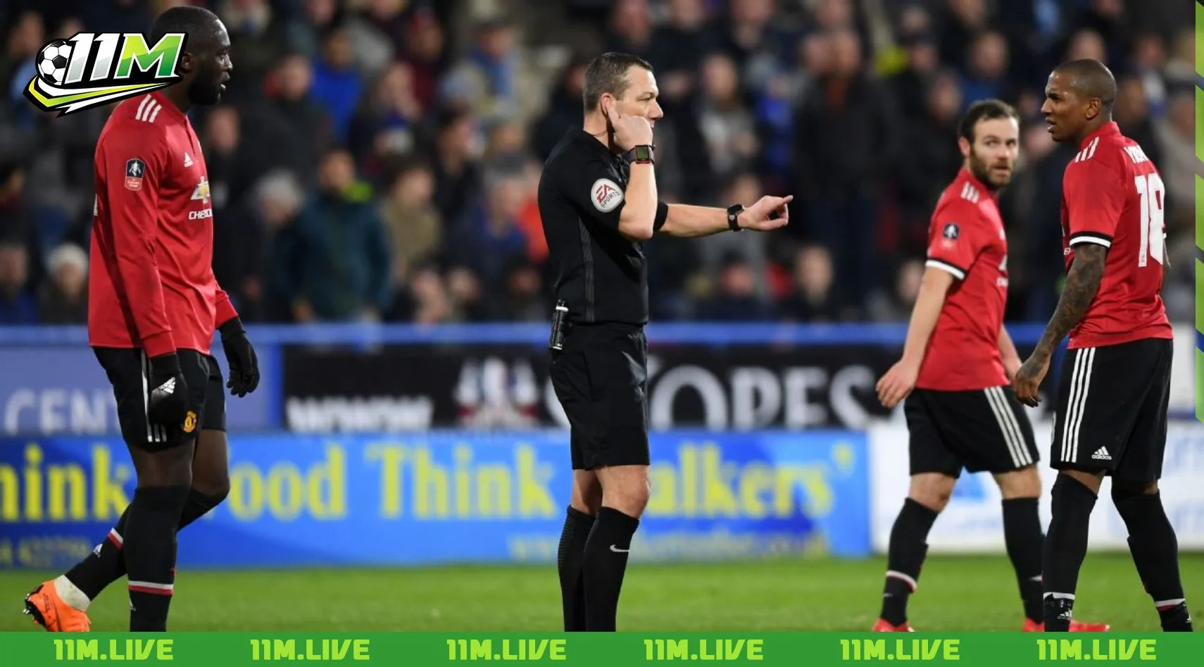 k&yacute; hiệu tay của trọng t&agrave;i b&oacute;ng đ&aacute;