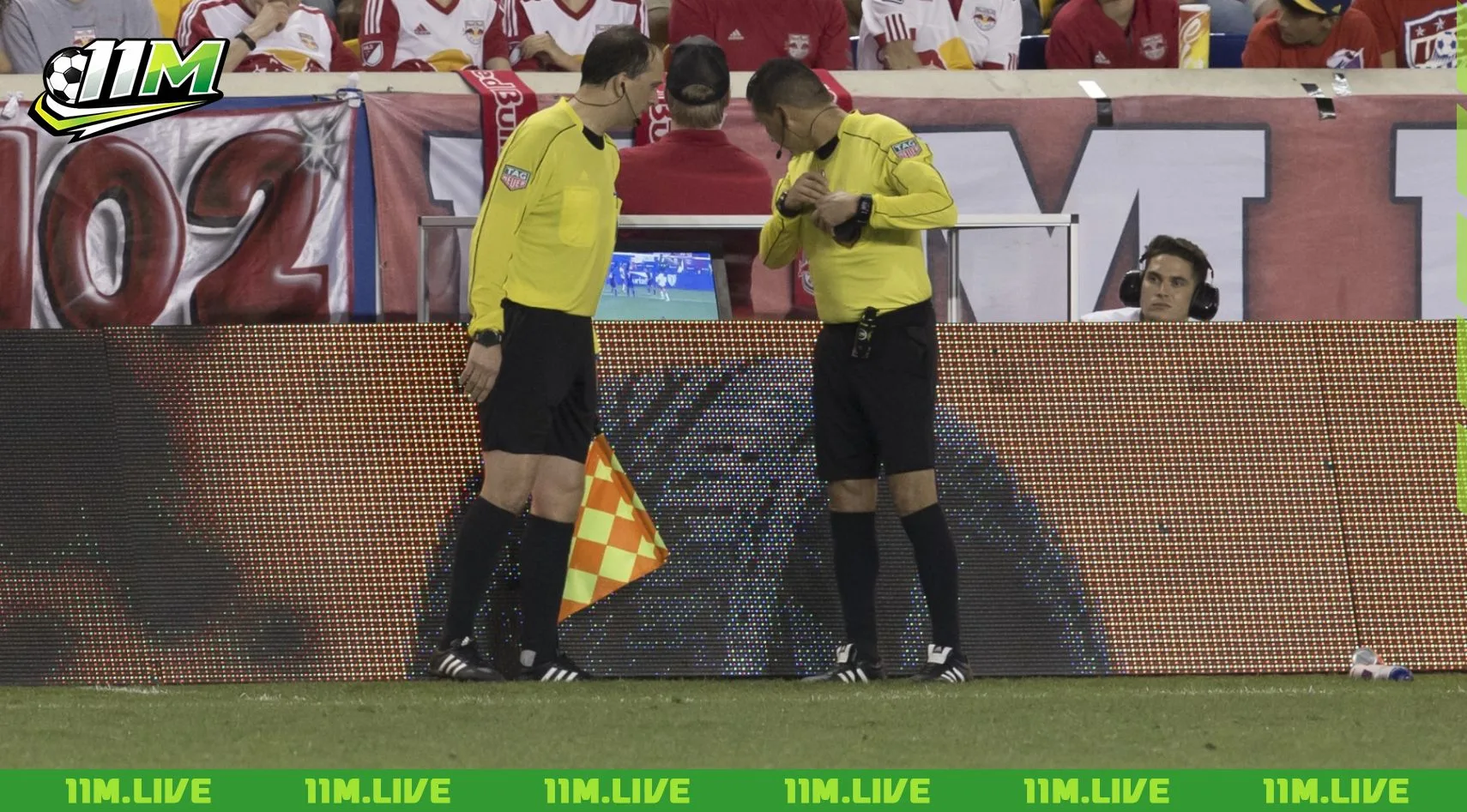 trọng t&agrave;i bi&ecirc;n b&oacute;ng đ&aacute;